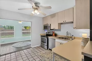 879 E Seminole Dr, Venice, FL 34293 - Photo 11