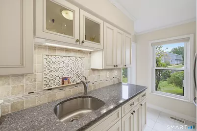 10 Riverview Dr #D, Hartford, CT 06106 - Photo 5