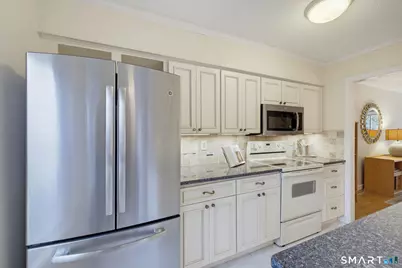 10 Riverview Dr #D, Hartford, CT 06106 - Photo 3
