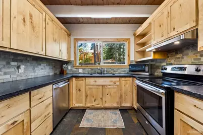 1685 Skyline Drive, South Lake Tahoe, CA 96150 - Photo 9
