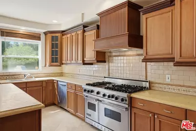 22716 Sylvan St, Woodland Hills, CA 91367 - Photo 11