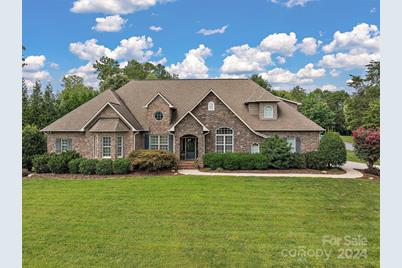 4046 Tanglewood Lane NE, Hickory, NC 28601 - Photo 1