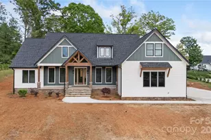 135 Westview Dr, Hendersonville, NC 28791 - Photo 1