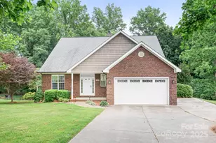2695 Queens Dr, Lincolnton, NC 28092 - Photo 1
