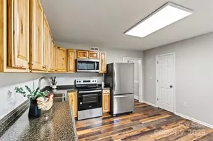 729 10th Ave NE, Hickory, NC 28601 - Photo 1