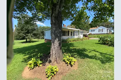 2842 1st Avenue NW, Hickory, NC 28601 - Photo 1