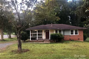 1401 Chelveston Dr, Charlotte, NC 28208 - Photo 1