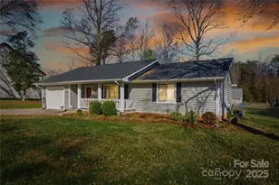 489 14th Ave Dr NE, Hickory, NC 28601 - Photo 1