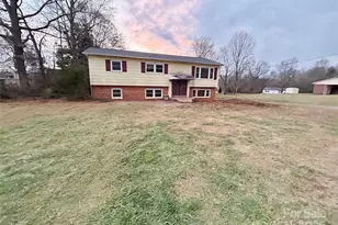 2330 40th Ave Ct NE, Hickory, NC 28601 - Photo 1