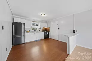 1107 N Davis Ave, Newton, NC 28658 - Photo 1