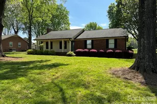 1616 Oak Trail Ln, Charlotte, NC 28216 - Photo 1