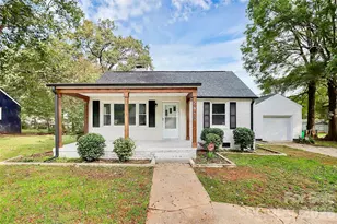 5726 Oak Dr, Charlotte, NC 28216 - Photo 1