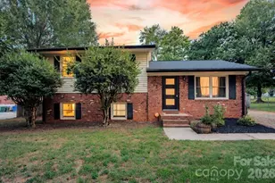 827 Brookwood Dr, Mooresville, NC 28115 - Photo 1