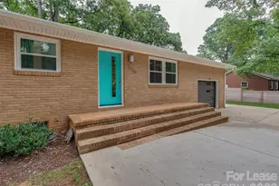5646 Oak Dr, Charlotte, NC 28216 - Photo 1