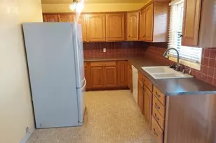 2042 S Riverview Dr, Pueblo, CO 81006 - Photo 9