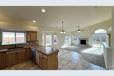 956 Peachcrest Dr, Pueblo, CO 81005 - Photo 3