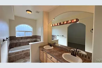 956 Peachcrest Dr, Pueblo, CO 81005 - Photo 9