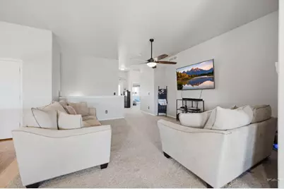 1073 W Mescalero Dr, Pueblo, CO 81007 - Photo 7