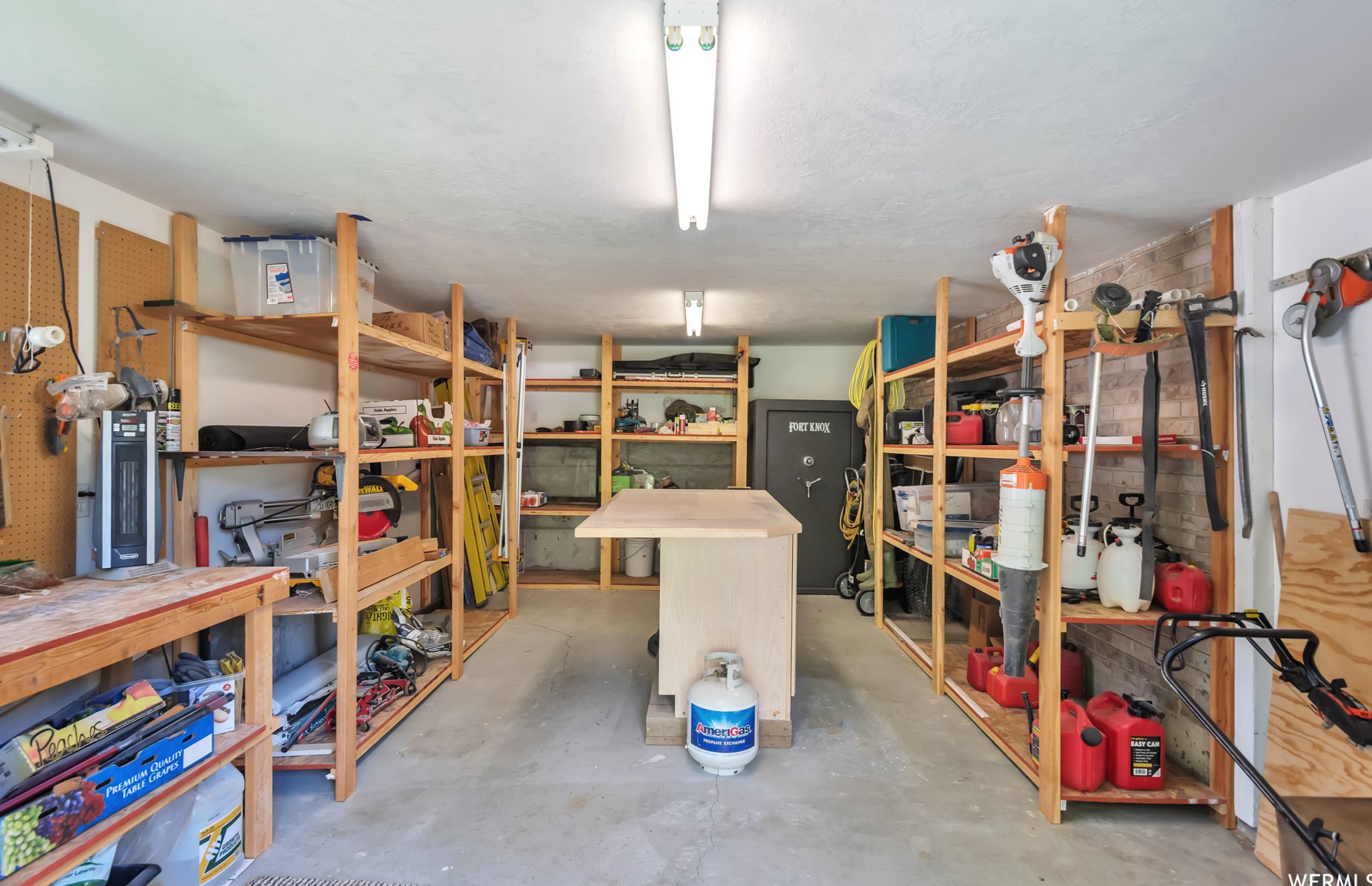 1214 Jordan Riv Dr, Riverton UT 84095-8250 exterior