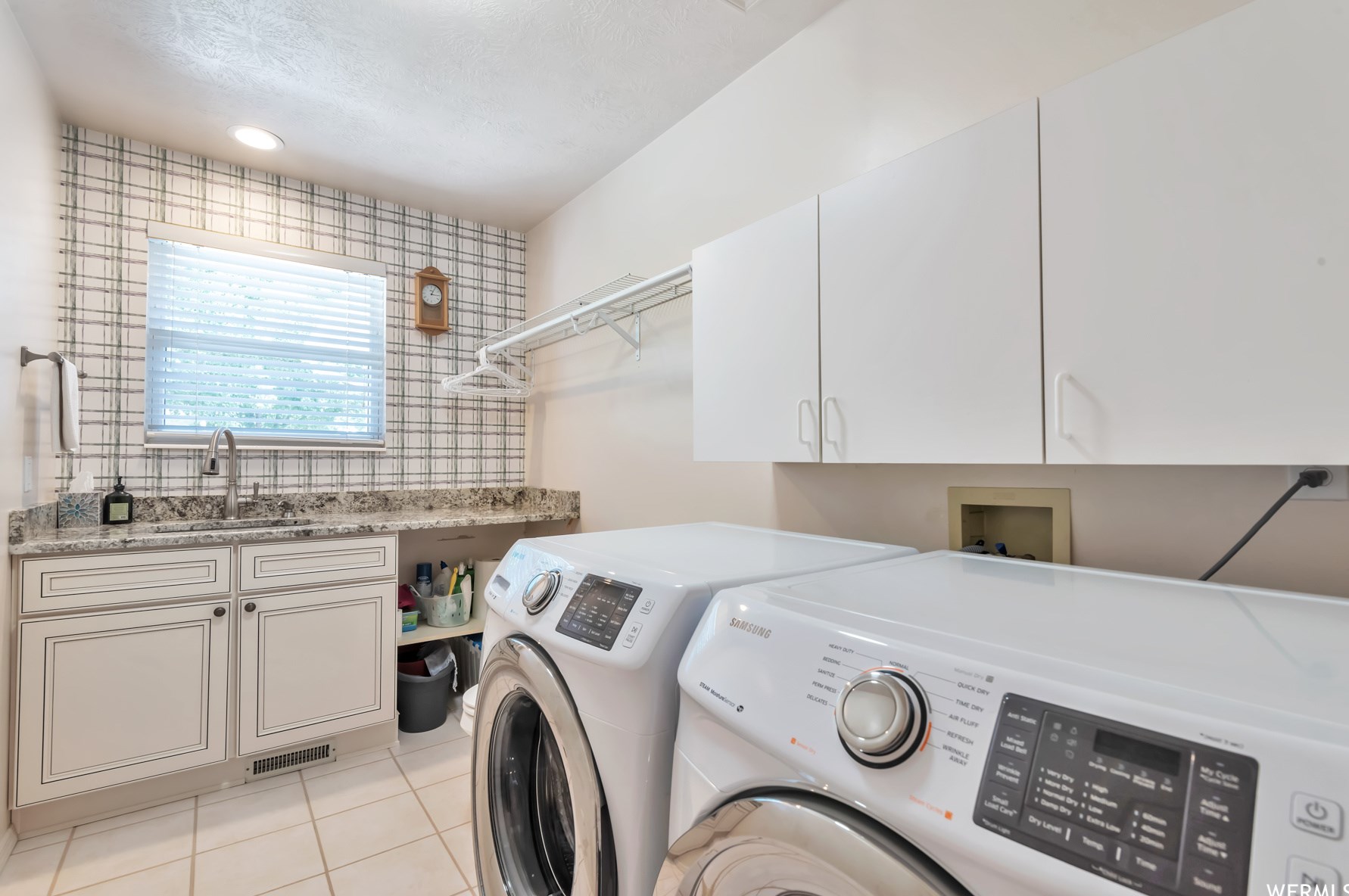 1214 Jordan Riv Dr, Riverton UT 84095-8250 exterior