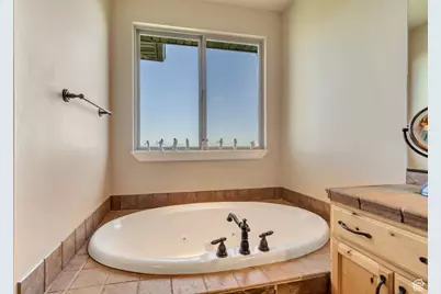 2116 E Falcon Ridge Dr, Draper (UT Cnty), UT 84020 - Photo 19