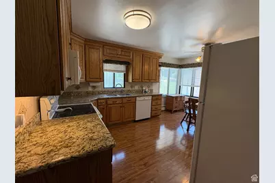 2252 E 6450 S, Cottonwood Heights, UT 84121 - Photo 15