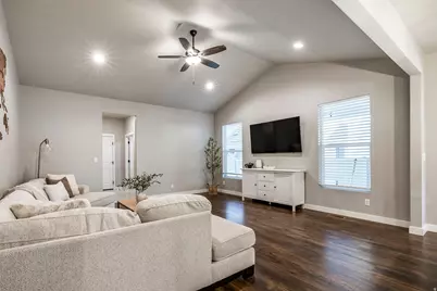 1042 W Shoreline Dr, Layton, UT 84041 - Photo 9