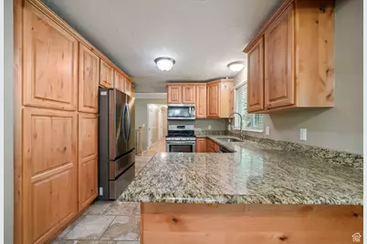 8916 S Cobble Crest Ln E, Sandy, UT 84093 - Photo 11