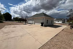 207 S Stonegate Dr, Roosevelt, UT 84066 - Photo 3