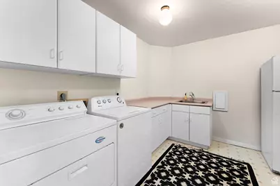 2471 S Scenic Dr E, Salt Lake City, UT 84109 - Photo 23