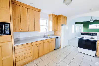 8544 S 300 E, Sandy, UT 84070 - Photo 7