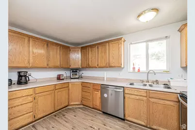 1094 N Angel St W, Layton, UT 84041 - Photo 11