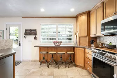 6701 S 2445 E, Cottonwood Heights, UT 84121 - Photo 15