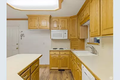 7138 S Chris Ln E, Cottonwood Heights, UT 84121 - Photo 11