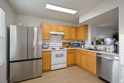 7954 N Dundee Dr, Eagle Mountain, UT 84005 - Photo 9