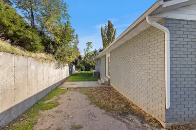 9977 S Lannae Dr E, Sandy, UT 84094 - Photo 31