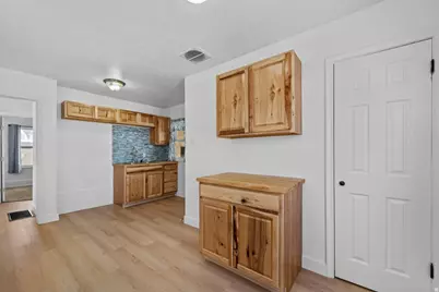 121 S Lakeview Dr, Clearfield, UT 84015 - Photo 9