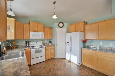 725 N Fox Run Dr E, Tooele, UT 84074 - Photo 9