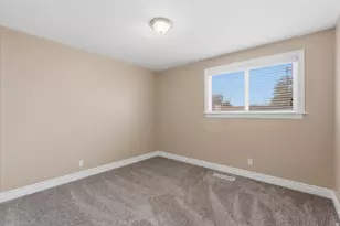 1096 N 300 W, Layton, UT 84041 - Photo 15