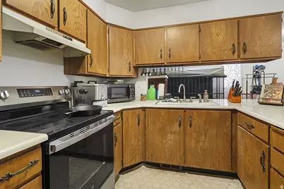 5254 W Grovewood Cir, West Valley, UT 84120 - Photo 9