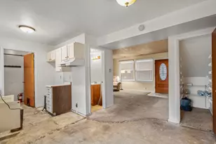 6048 S 2075 E, Holladay, UT 84121 - Photo 7