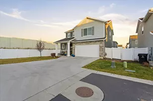 1596 W Parkview Dr, Syracuse, UT 84075 - Photo 3