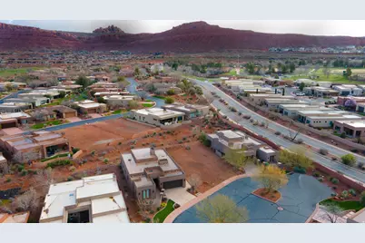 2085 N Tuweap Dr #16, Saint George, UT 84770 - Photo 11