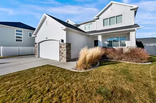 1052 W Valor Ct, Bluffdale, UT 84065 - Photo 3