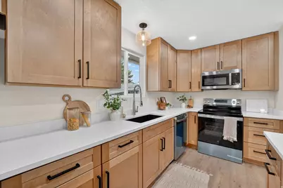 805 E Grenoble Dr, Midvale, UT 84047 - Photo 9