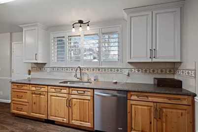 1610 E Moor Dale Ln S, Holladay, UT 84117 - Photo 7