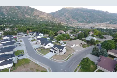 2237 E Parkside Cir S, South Ogden, UT 84403 - Photo 3