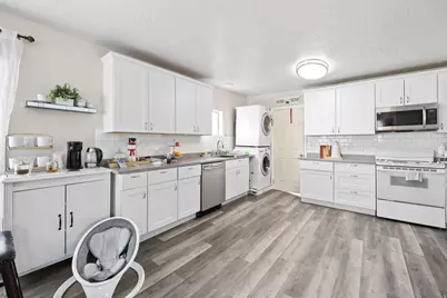 7609 N Mountain View Rd, Lake Point, UT 84074 - Photo 9