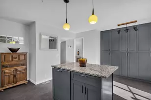 7462 S 2300 E, Cottonwood Heights, UT 84121 - Photo 9