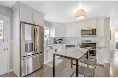 6852 S Meadow Dr, Cottonwood Heights, UT 84121 - Photo 9